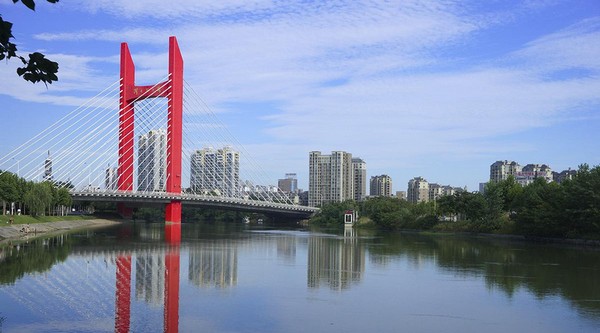 六安市淠史杭大桥位于六安市淠河总干渠管理局附近,桥旁有六安市第一人民医院,客车制造总厂(齿轮厂)等。桥梁全长为436.20米,桥梁起点桩号为K10+949.40,终点桩号为K1+385.60,主桥为85m+120m独塔双索面预应力砼斜拉桥,引桥右4×25m(小桩号)、2×25m+30m+25m(大桩号侧)预应力砼现浇箱梁组成。属于六安市长安南路-皖西道路工程中的一部分,跨越淠河总干渠。规划中的淠望路北接皖西路,南接长安南路。该项目的开通将充分发挥六安市整体交通功能,有效的串联城市
