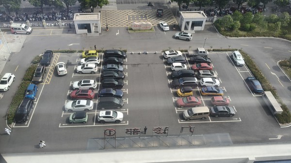 前院停车场.jpg