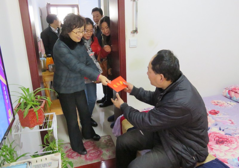 大观区委书记王爱武走访慰问老干部和困难群众_安庆市人民政府